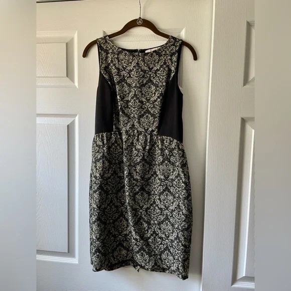 green emerald velvet dress QUEEN OF EVERYTHING MIRRORED MAXI DRESS IN GOLD – AKIRA main image 0